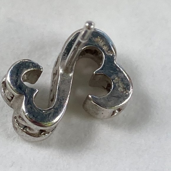 Cute little JWBR double hearts filigreed sterling silver post earrings - Picture 5 of 9